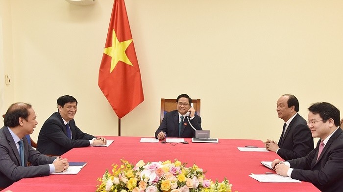 Prime Minister Pham Minh Chinh (centre) holds phone talks with his Lao counterpart Phankham Viphavanh on April 6 (Photo: NDO/Tran Hai)