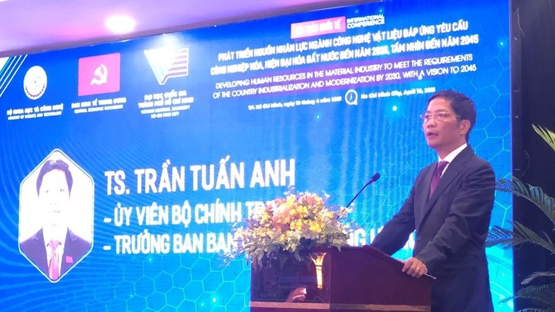 Politburo member and Chairman of the Party Central Committee's Economic Commission Tran Tuan Anh speaking at the conference. (Photo: VNA).