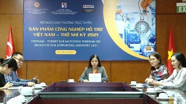 Deputy Director of the Export Support Centre under the Trade Promotion Agency Nguyen Thi Thu Thuy speaking at the event. 
