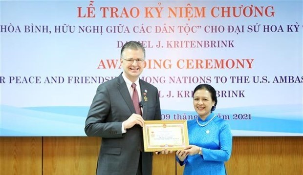 VUFO President Ambassador Nguyen Phuong Nga (R) presents “For peace and friendship among nations” insignia to outgoing US Ambassador to Vietnam Daniel Kritenbrink (Photo: VNA)