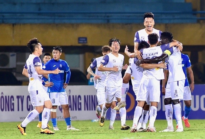 Hanoi FC players celebrate scoring a goal during their match with Quang Ninh Coal on April 11. (Photo: NDO/Tran Hai) 