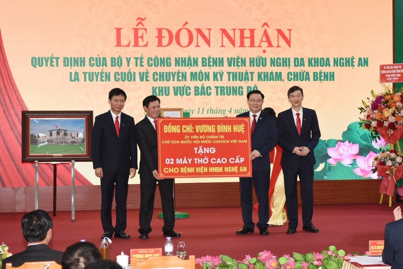 National Assembly Chairman Vuong Dinh Hue presents two ventilators to Nghe An General Friendship Hospital 
