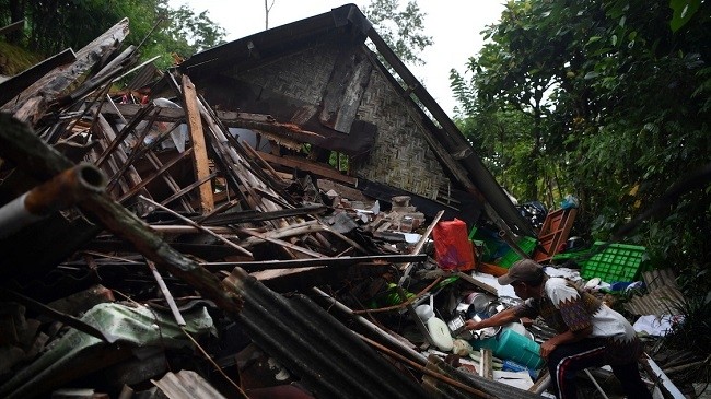 Indonesian president orders Java rescue efforts after quake kills 8