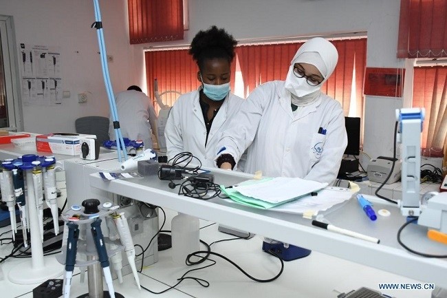 Medical workers analyze samples collected for COVID-19 tests at a laboratory in Rabat, Morocco, on April 9, 2021. Morocco's COVID-19 tally rose to 500,948 on Friday as 625 new cases were registered during the past 24 hours. (Photo: Reuters)