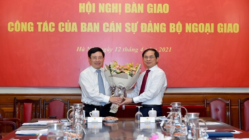 Former Foreign Minister Pham Binh Minh and newly appointed Foreign Minister Bui Thanh Son.