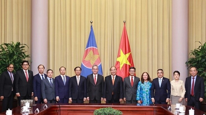 State President Nguyen Xuan Phuc receives ambassadors and chargés d'affaires of ASEAN member states in Hanoi on April 13. (Photo: VNA)
