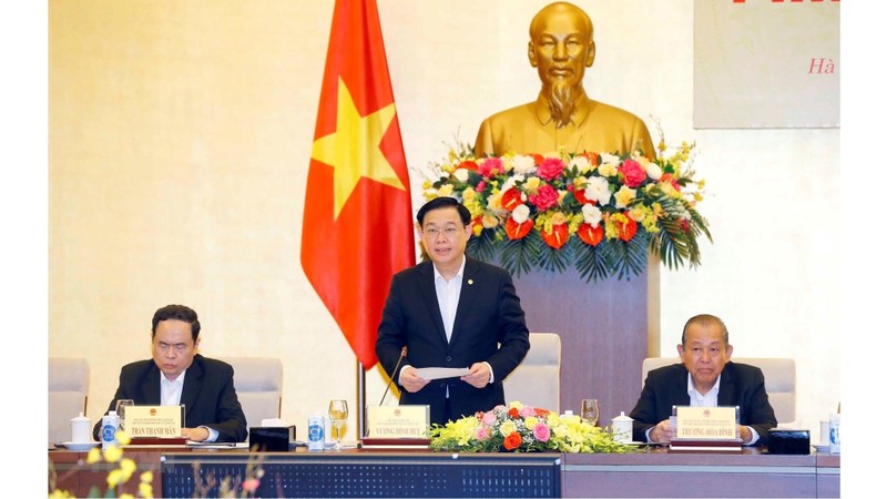 NA Chairman Vuong Dinh Hue (standing) speaks at the session. (Photo: VNA)