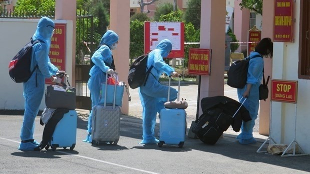 Vietnamese citizens returning from abroad brought to a concentrated quarantine facility (Photo: VNA)