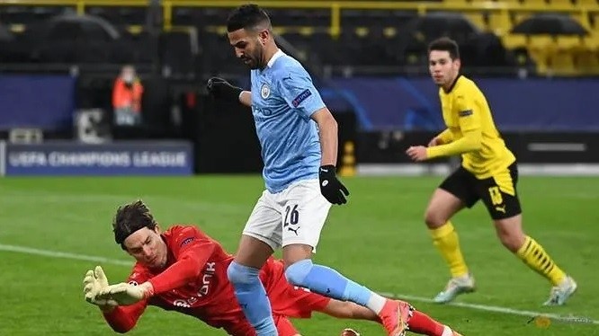 Manchester City's Riyad Mahrez in action with Borussia Dortmund's Marwin Hitz. (Photo: Reuters)