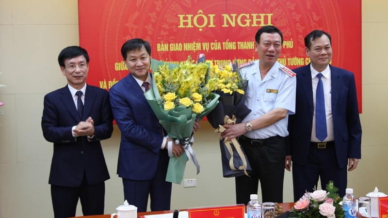 Deputy PM Le Minh Khai and new Government Inspector General Doan Hong Phong at the duty handover conference