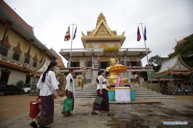 Buddhists go to the Ounalom Pagoda during the first day of the three-day Khmer New Year holiday amid ongoing COVID-19 pandemic in Phnom Penh, Cambodia, on April 14, 2021. The Ministry of Health has called on people to celebrate the New Year at home as Cambodia has seen a sharp rise in new cases. (Photo: Xinhua)