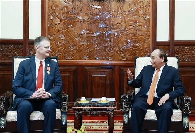 State President Nguyen Xuan Phuc (R) receives outgoing US Ambassador to Vietnam Daniel Kritenbrink. (Photo: VNA)
