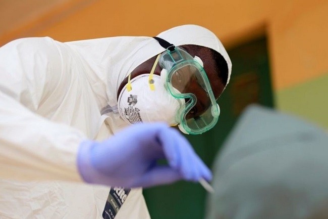 A medical worker takes a sample for COVID-19 during a community testing, as authorities race to contain the spread of coronavirus disease (COVID-19) in Abuja, Nigeria April 15, 2020. (Photo: Reuters)