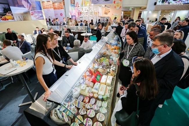 People look at products at the Prodexpo-2021 in Moscow, Russia, on April 13, 2021. As a major international exhibition of food and drinks in Russia and Eastern Europe, Prodexpo features food from essential food and beverages to exquisite speciality from all over the world. (Photo: Xinhua)