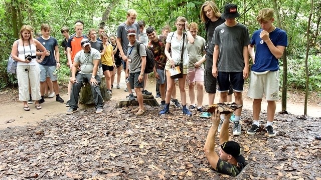 Foreign visitors explore the Cu Chi Tunnels. (Photo: NDO/Nguyen Dang)
