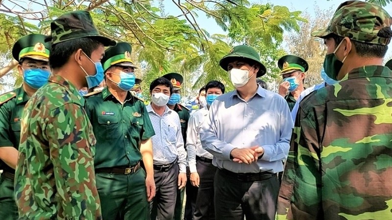 Health Minister Nguyen Thanh Long (second from right) visits forces stationed on the border line in Ha Tien, in the Mekong Delta province of Kien Giang, April 18, 2021. (Photo: NDO/Viet Tien)