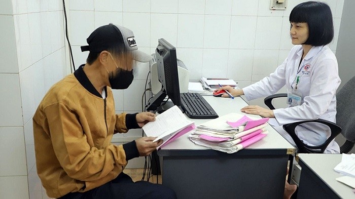 A HIV patient receives counselling on health management and the use of antiviral drugs at Quang Ninh General Hospital. (Photo: NDO/Ngoc Phuong)