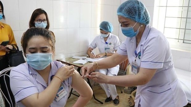 A medical workers get a COVID-19 vaccine shot (Photo: VNA)