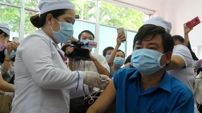 A man gets vaccine shot (Photo: VNA)