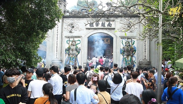 Dozens of thousands of people arrive at the Hung Temple Historical Relic Site to offer incense to the Hung Kings. (Photo: baophutho.vn)