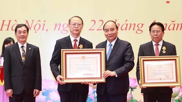 State President Nguyen Xuan Phuc and individuals honoured at the ceremony (Photo: VNA)