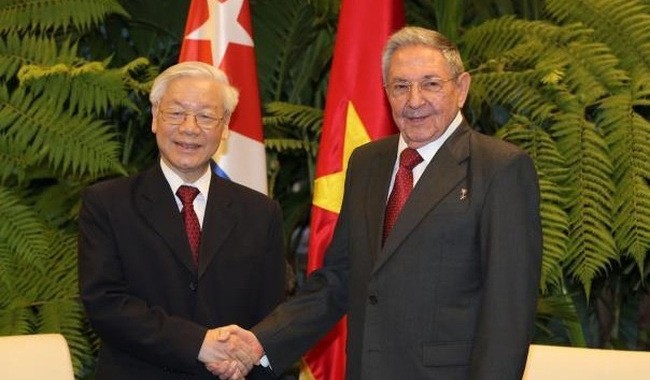 Party General Secretary Nguyen Phu Trong (left) and former First Secretary of the Central Committee of the Communist Party of Cuba, Raul Castro. (File Photo: VNA)