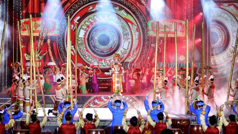 An art performance at the opening ceremony of the Vietnam Ethnic Group Cultural Day. (Photo: VGP)