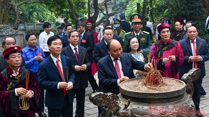 State President Nguyen Xuan Phuc and Party and State officials offer incense to the Hung Kings. (Photo: NDO/Duy Linh)