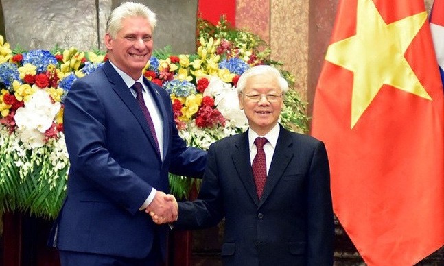 Party General Secretary Nguyen Phu Trong (right) and newly-elected First Secretary of the Central Committee of the Communist Party of Cuba, Miguel Diáz Canel Bermúdez. (File Photo: VOV)