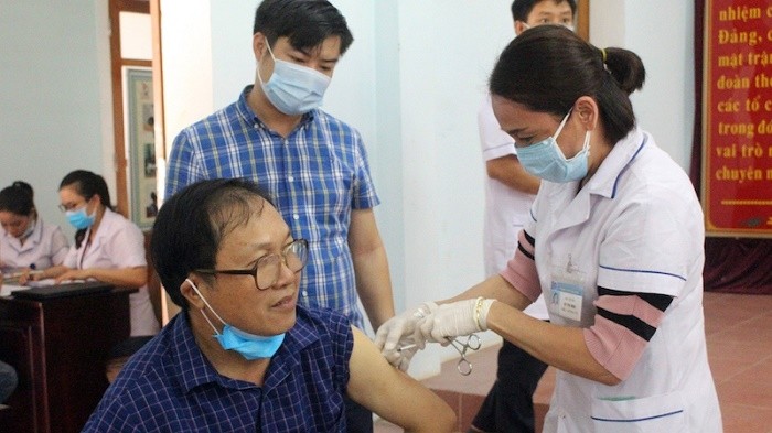 A doctor in Nghe An province gets vaccinated against COVID-19 (Photo: NDO/Thanh Chau)