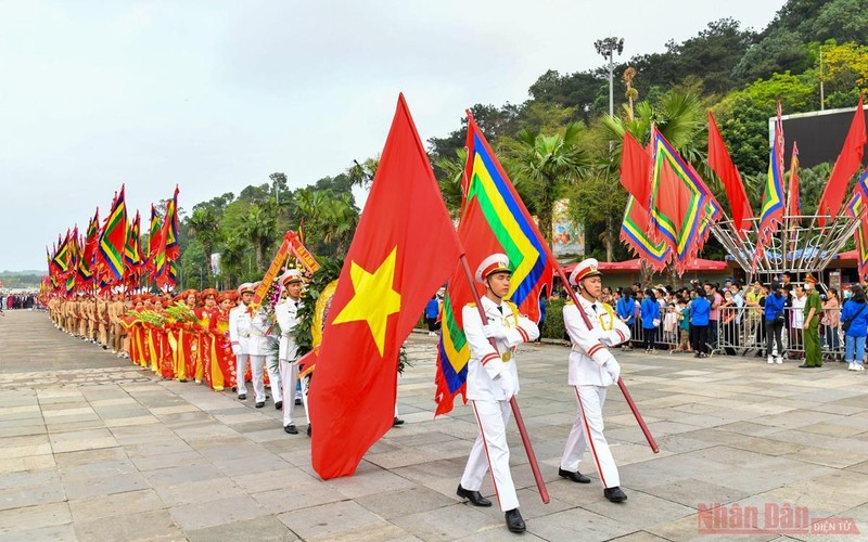 At 6:45 am in the morning, a ceremony to offer incense and pay tribute to the Hung Kings – the great forefathers of Vietnam, took place at the Kinh Thien Palace on top of the Nghia Linh mountain within the historical relic site of Hung Kings’ Temple in Phu Tho province, led by guards holding the national flag and sfestive flag, featuring the attendance of Party and State officials, and leaders of Phu Tho province.
