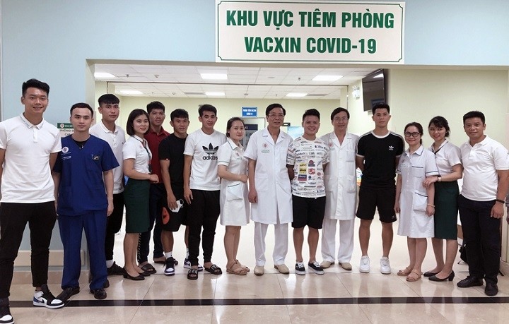 Vietnamese players pose with doctors of the 108 Military Central Hospital after completing COVID-19 vaccination. (Photo: VFF)