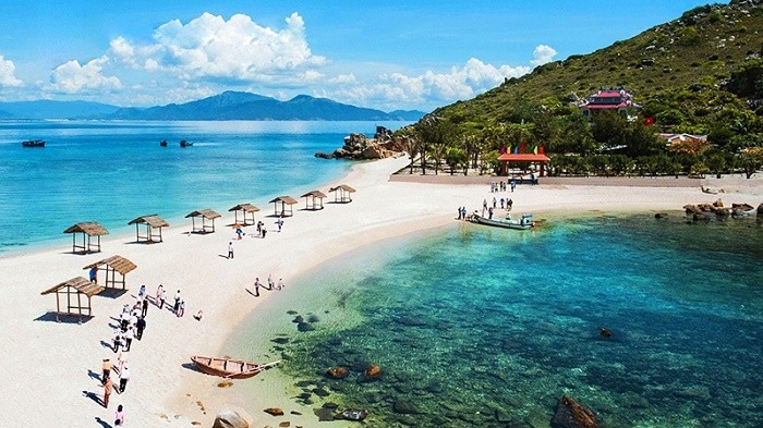 A beautiful beach on Yen island, an attractive destination for visitors to Khanh Hoa province. 