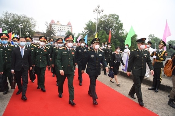 Chinese Defence Minister Wei Fenghe chairs a welcoming ceremony for Vietnamese Defence Minister Sen. Lieut. Gen Phan Van Giang. (Photo: qdnd.vn)