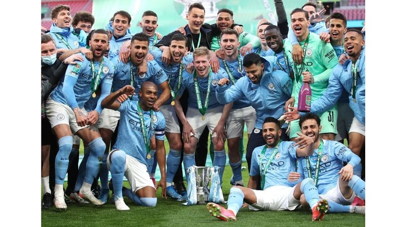 Soccer Football - Carabao Cup Final - Tottenham Hotspur v Manchester City - Wembley Stadium, London, Britain - April 25, 2021 Manchester City players pose with the trophy as they celebrate after winning the Carabao Cup. (Photo: Pool via Reuters)