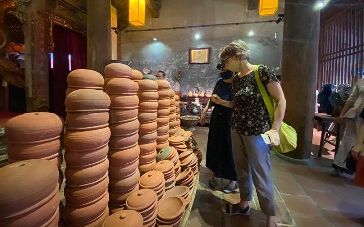 Visitors at the exhibition on traditional pottery at Kim Ngan temple in Hang Bac Street, Hoan Kiem District, Hanoi.