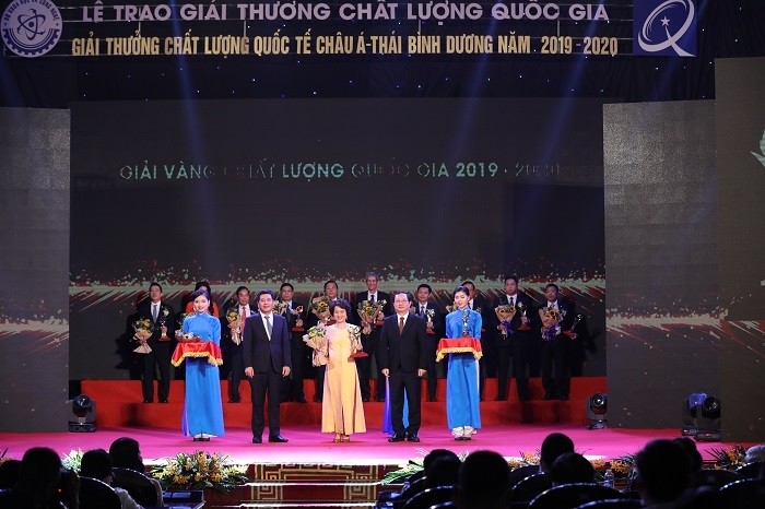 A representative from SAO THAI DUONG receives the National Quality Gold Award at an awards ceremony on April 25, 2021.