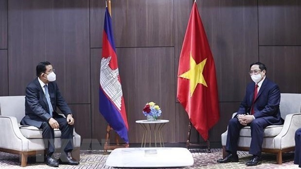 Prime Minister Pham Minh Chinh (R) and Cambodian PM Samdech Techo Hun Sen (Photo: VNA)