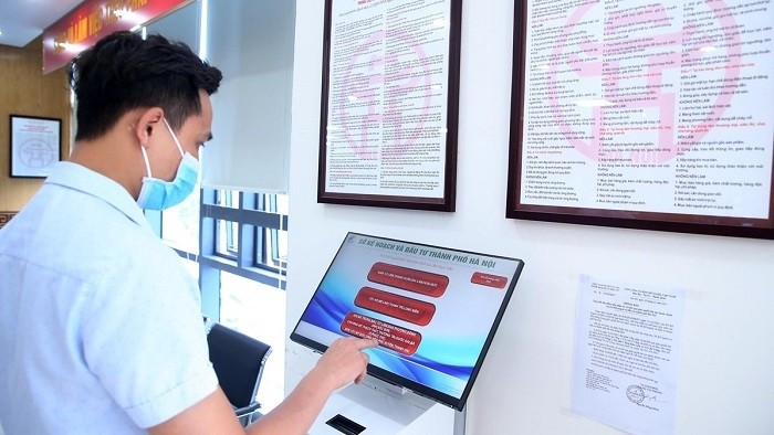 Information technology applied to simplify administrative procedures. (Photo: VNA)