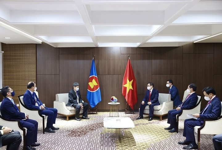 Prime Minister Pham Minh Chinh (R) meets with ASEAN Secretary General Lim Jock Hoi. (Photo: VGP)