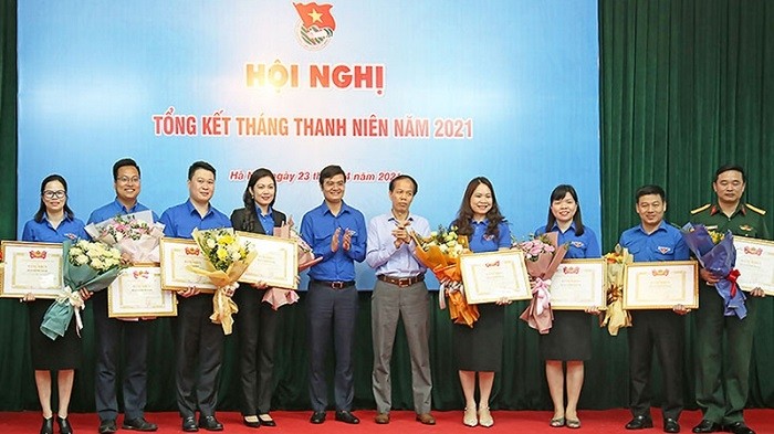 Outstanding youth unions receive the HCYU’s certificates of merit at the ceremony (Photo: NDO/Linh Phan)