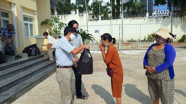 The Vietnamese Consul General in the Cambodian province of Preah Sihanouk presents emergency relief aid to households of Vietnamese origin. (Photo: VNA)
