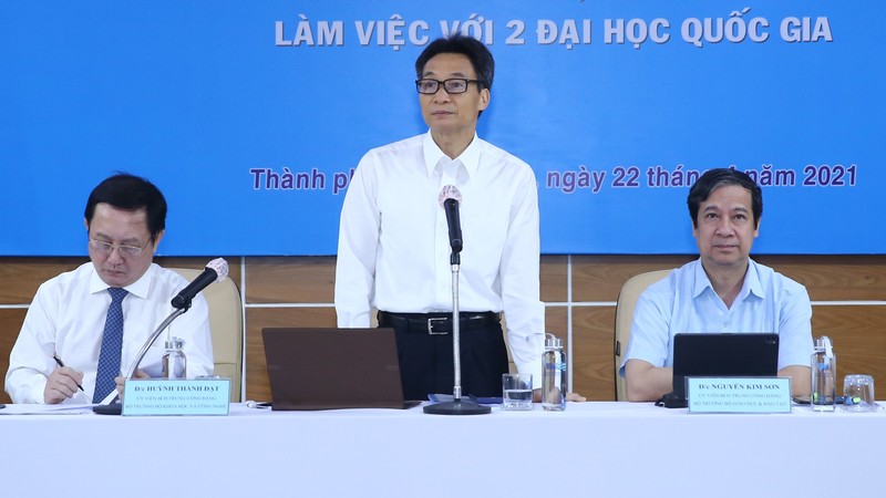 Deputy PM Vu Duc Dam speaking at the working session with the Vietnam National Universities, Ho Chi Minh City and Hanoi. (Photo: VGP)