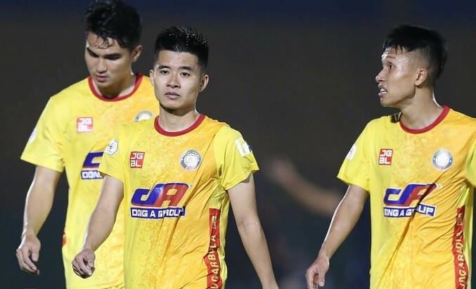 Thanh Hoa FC players look dejected after their humiliating 0-3 defeat against Dak Lak FC in the National Cup qualification on April 24. (Photo: Vnexpress)