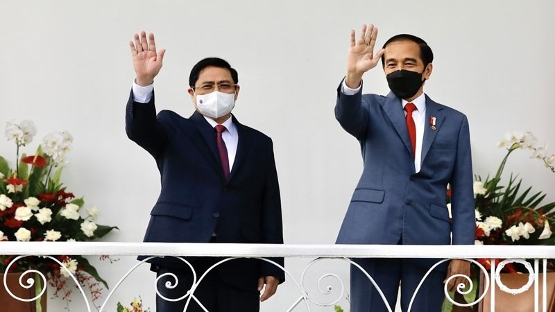 Vietnamese Prime Minister Pham Minh Chinh (L) and Indonesian President Joko Widodo (Photo: VGP)