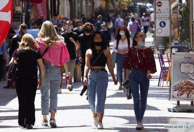 People wearing face masks walk in downtown Nicosia, Cyprus, on April 23, 2021. As of April 26, Cyprus will reintroduce a strict coronavirus lockdown regime to stem the rapid spread of COVID-19 infections. The number of new coronavirus cases has doubled in the past two weeks, Health Minister Constantinos Ioannou said on Friday. (Photo: Xinhua)