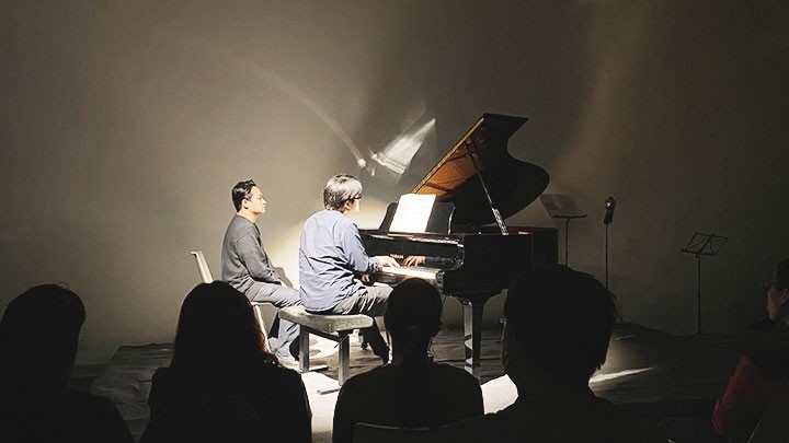 Pianist Luu Duc Anh performing at the first issue of the series "Music of the 20th century". 
