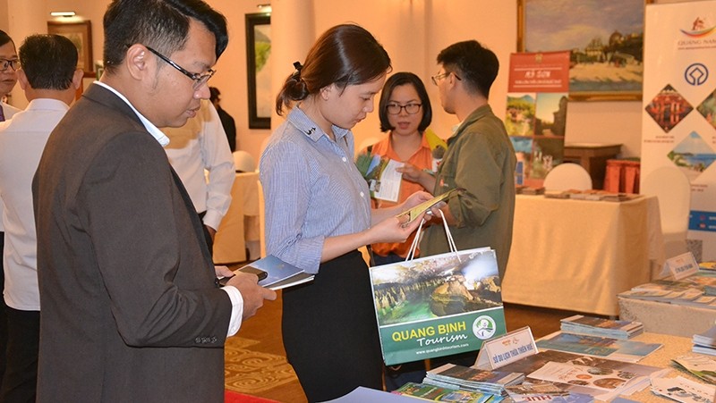 Introducing tour packages to visitors. (Photo: NDO/Manh Hao)