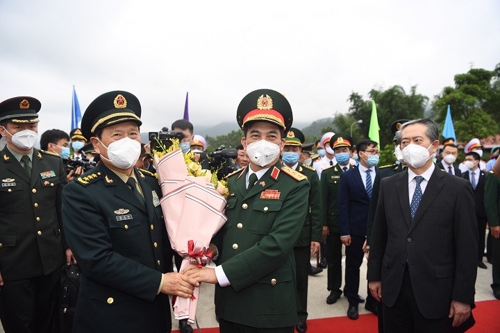 Defence Minister Sen. Lieut. Gen Phan Van Giang welcomes Chinese Defence Minister Wei Fenghe at Hoanh Mo border gate in the northern province of Quang Ninh. (Photo: qdnd.vn)