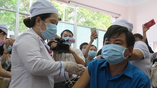 A man  gets a COVID-19 vaccine shot (Photo: VNA)